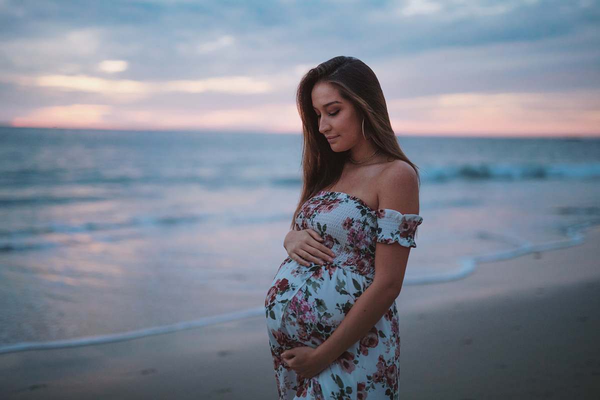 clothing pregnant woman in seashore apparel